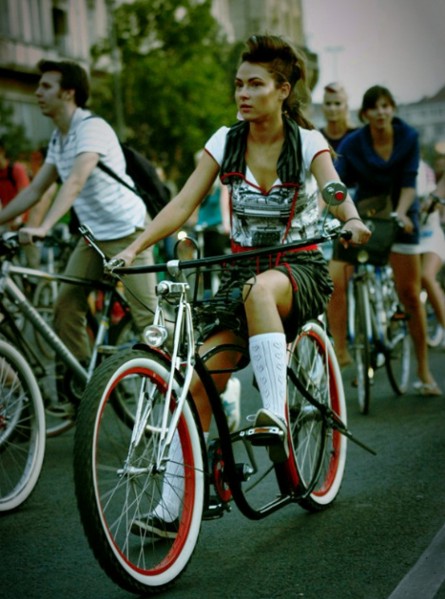 девушка на велосипеде