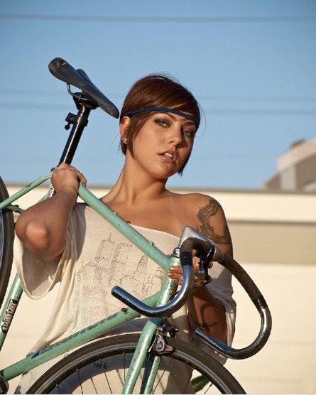 девушка и велосипед